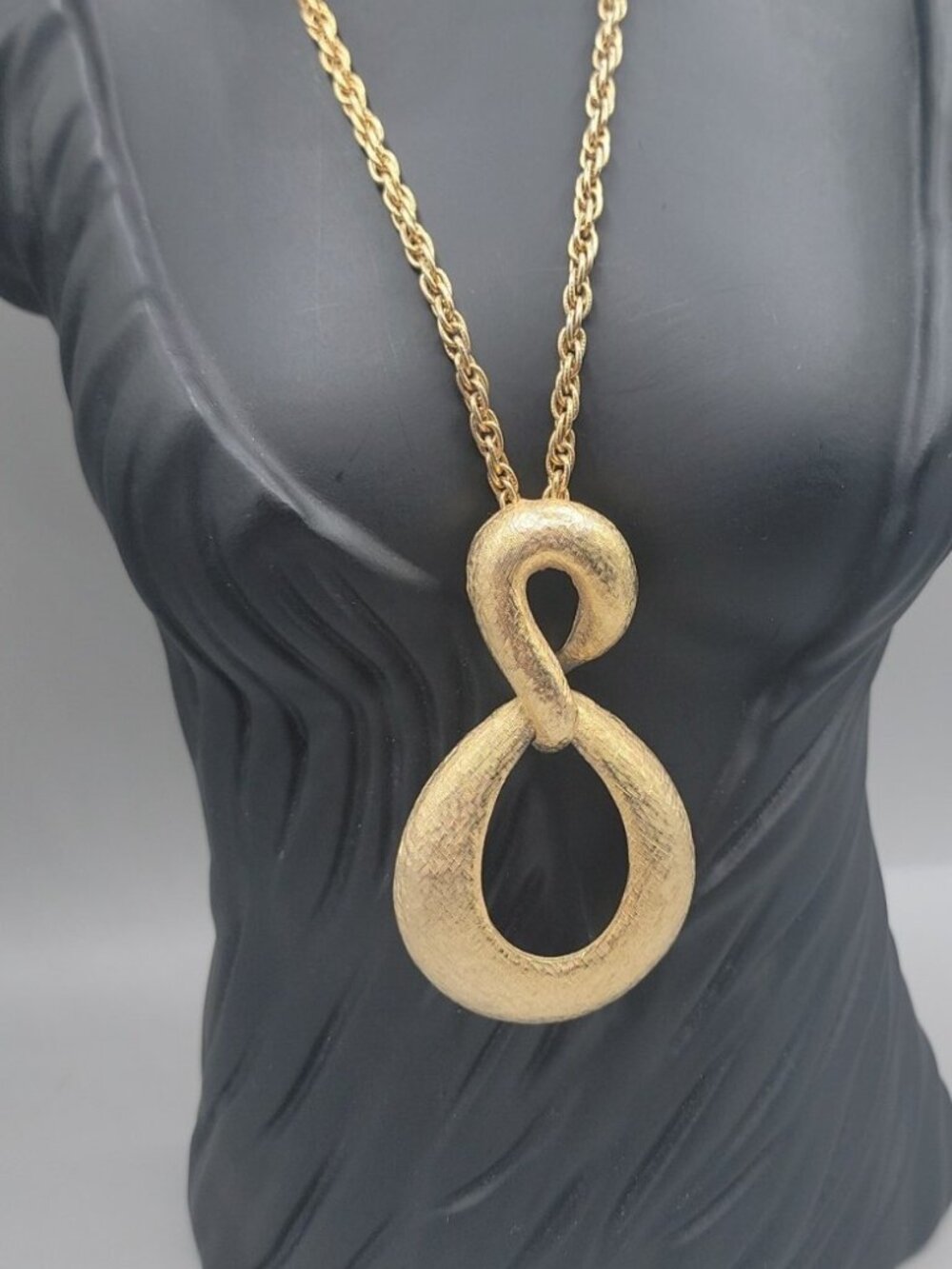 Vintage Lisner Figure 8 Pendant Necklace Textured Gold Tone - Picture 3 of 15